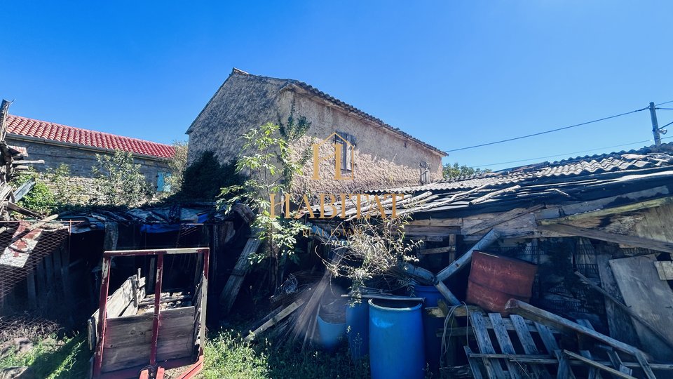 Istrien, Momjan, altes istrisches Haus 107m2, zur Renovierung, Strom, Wasser