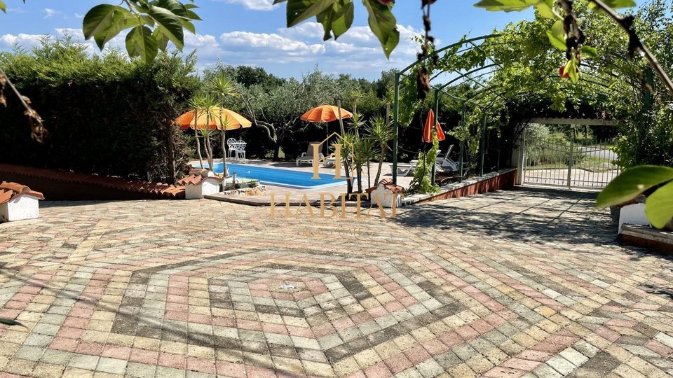 Istrien, Raum Umag, Haus mit 4 Wohnungen, Swimmingpool, 1596m2 Grundstück