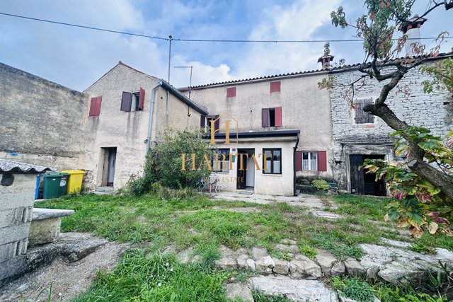 Istria, Momjan area, two old stone houses, 219m2, standing