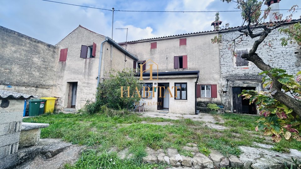 Istria, Momjan area, two old stone houses, 219m2, standing