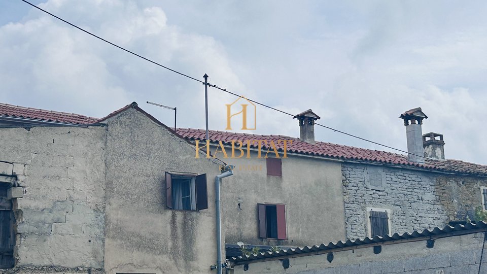 Istria, Momjan area, two old stone houses, 219m2, standing