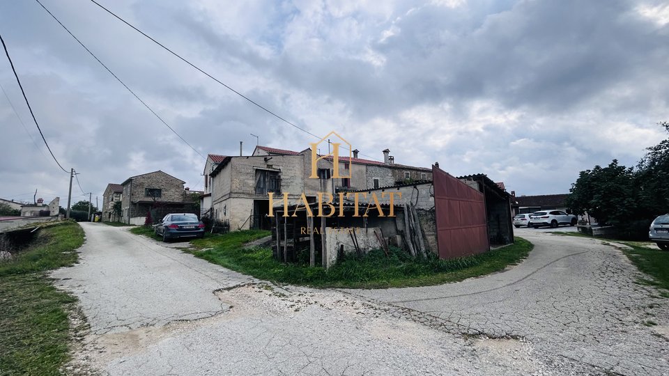 Istria, Momjan area, two old stone houses, 219m2, standing