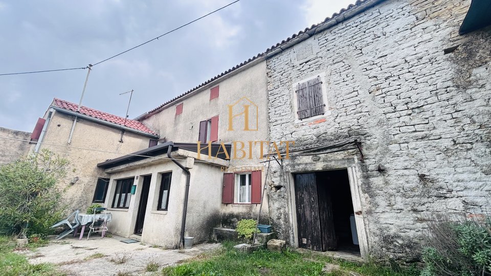 Istria, Momjan area, two old stone houses, 219m2, standing