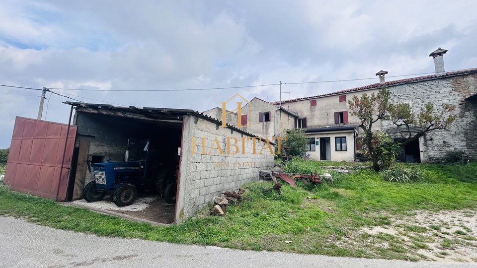 Istria, Momjan area, two old stone houses, 219m2, standing