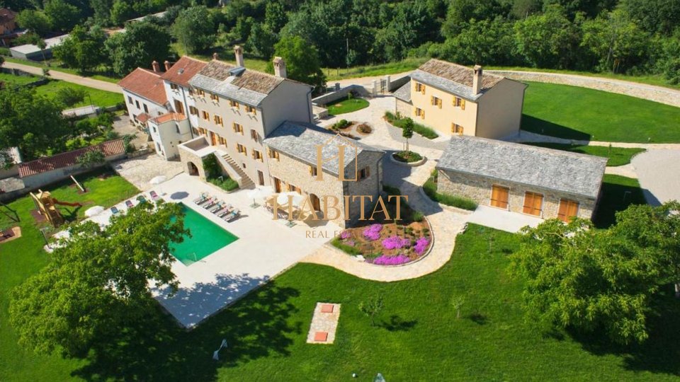 Istria, estate of 4 buildings of 1042m2, land 11700m2