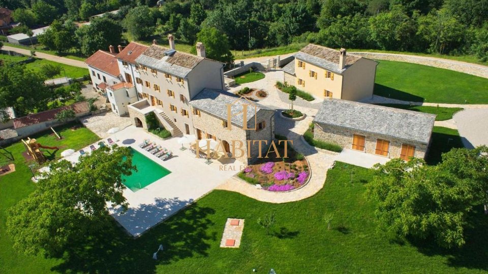 Istria, estate of 4 buildings of 1042m2, land 11700m2