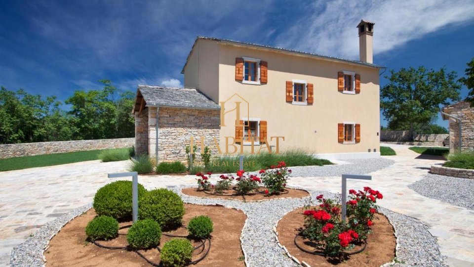 Istria, estate of 4 buildings of 1042m2, land 11700m2