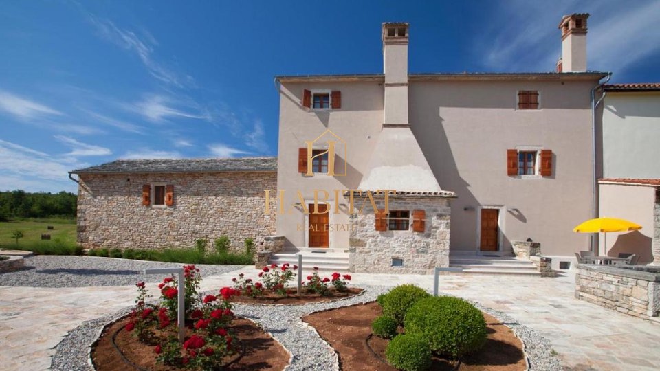 Istria, estate of 4 buildings of 1042m2, land 11700m2