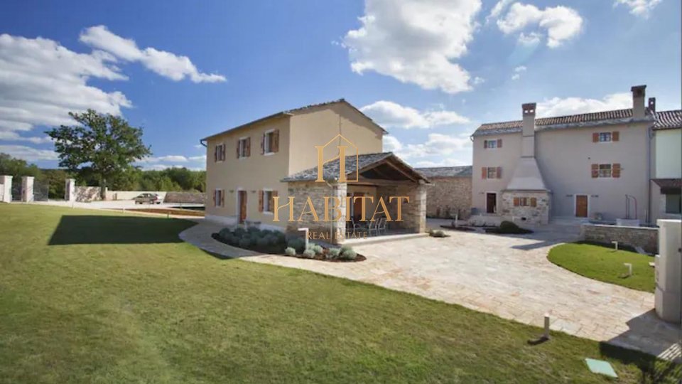 Istria, estate of 4 buildings of 1042m2, land 11700m2