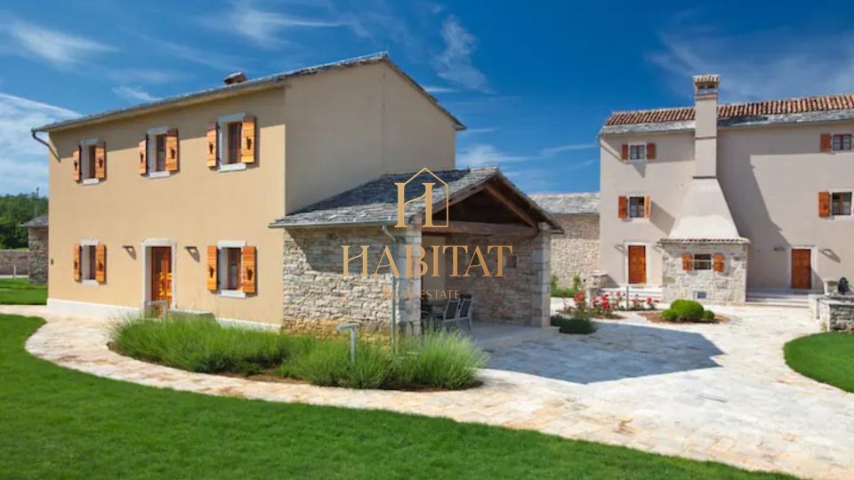 Istria, estate of 4 buildings of 1042m2, land 11700m2