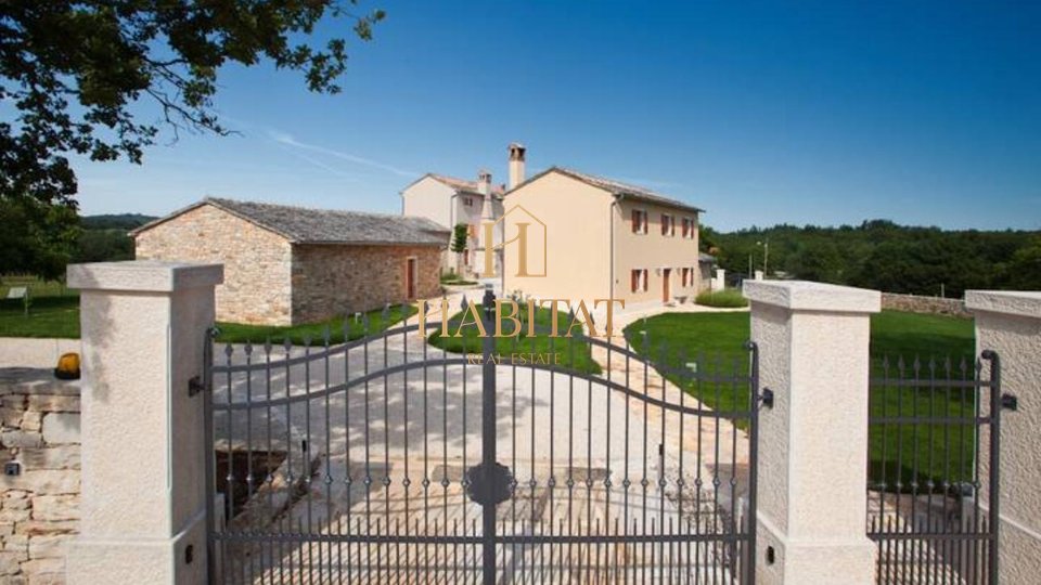 Istria, estate of 4 buildings of 1042m2, land 11700m2