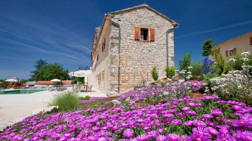 Istria, estate of 4 buildings of 1042m2, land 11700m2