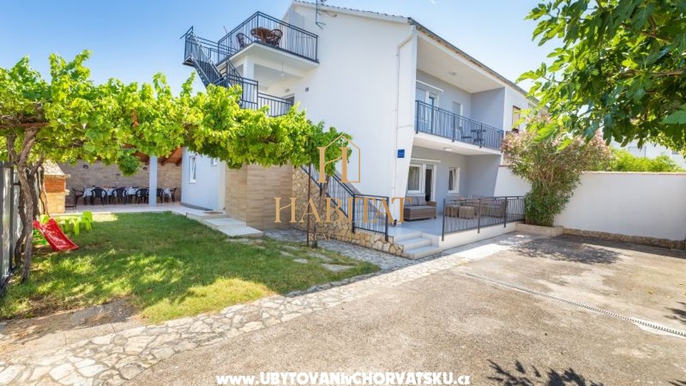 Istra, Medulin, kuća 220m2 sa tri apartmana , 300m od mora