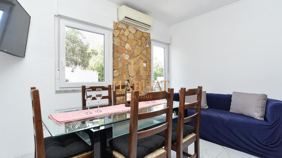 Istra, Medulin, kuća 220m2 sa tri apartmana , 300m od mora