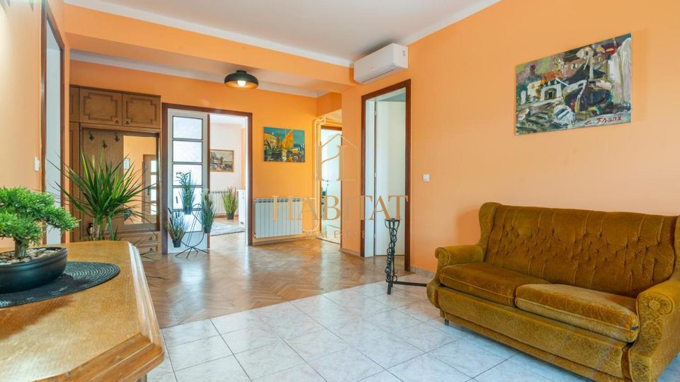 OPATIJA, PREKRASAN STAN U VILI S POGLEDOM NA MORE, APARTMANOM I GARAŽOM