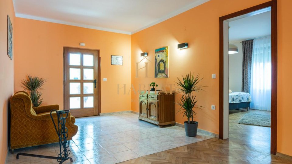 OPATIJA, PREKRASAN STAN U VILI S POGLEDOM NA MORE, APARTMANOM I GARAŽOM